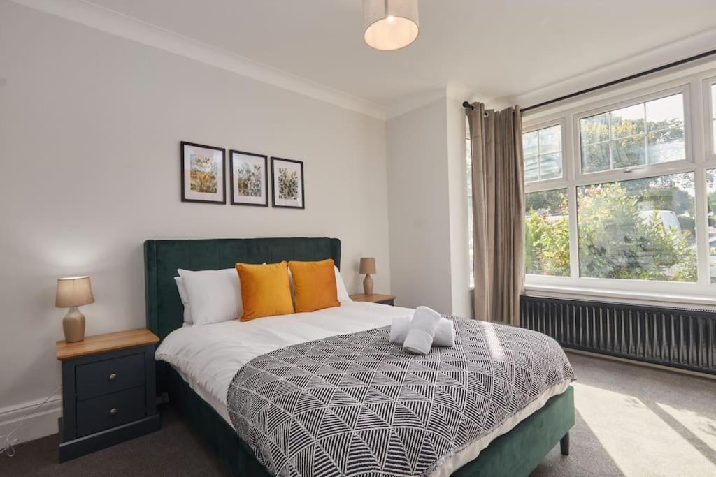 Holiday home Cosy 3-bedroom House In - Street Parking