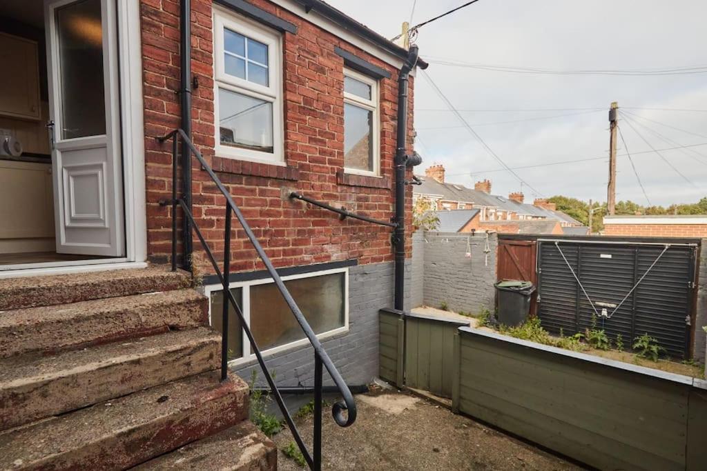 Cosy 3-bedroom House In - Street Parking