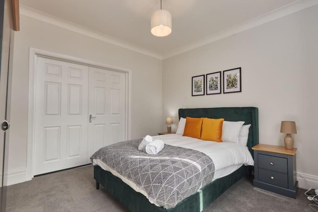Cosy 3-bedroom House In - Street Parking Holiday home *