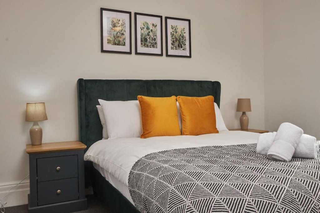 Cosy 3-bedroom House In - Street Parking Holiday home *