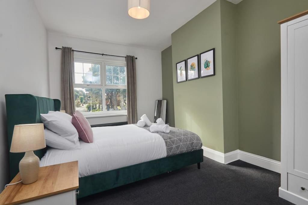 Holiday home Cosy 3-bedroom House In - Street Parking *