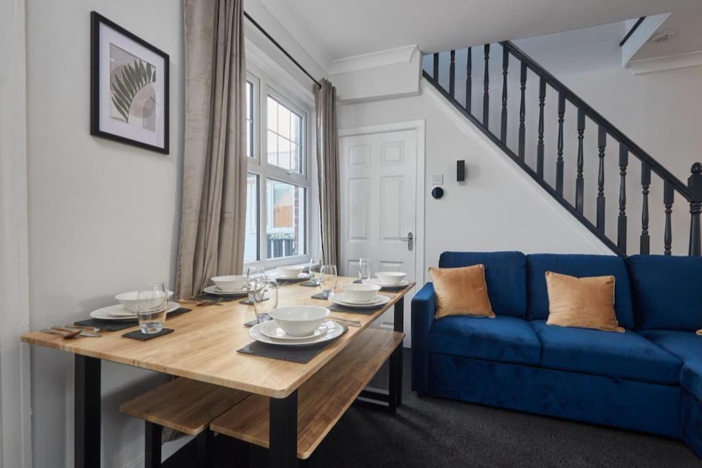 Cosy 3-bedroom House In - Street Parking Holiday home *