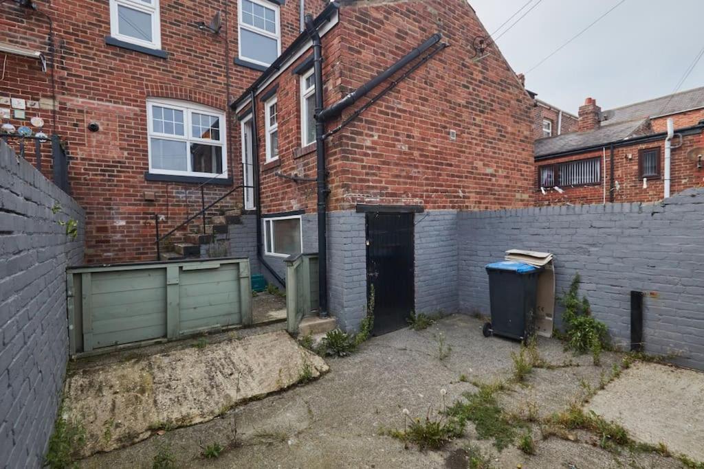 Cosy 3-bedroom House In - Street Parking *